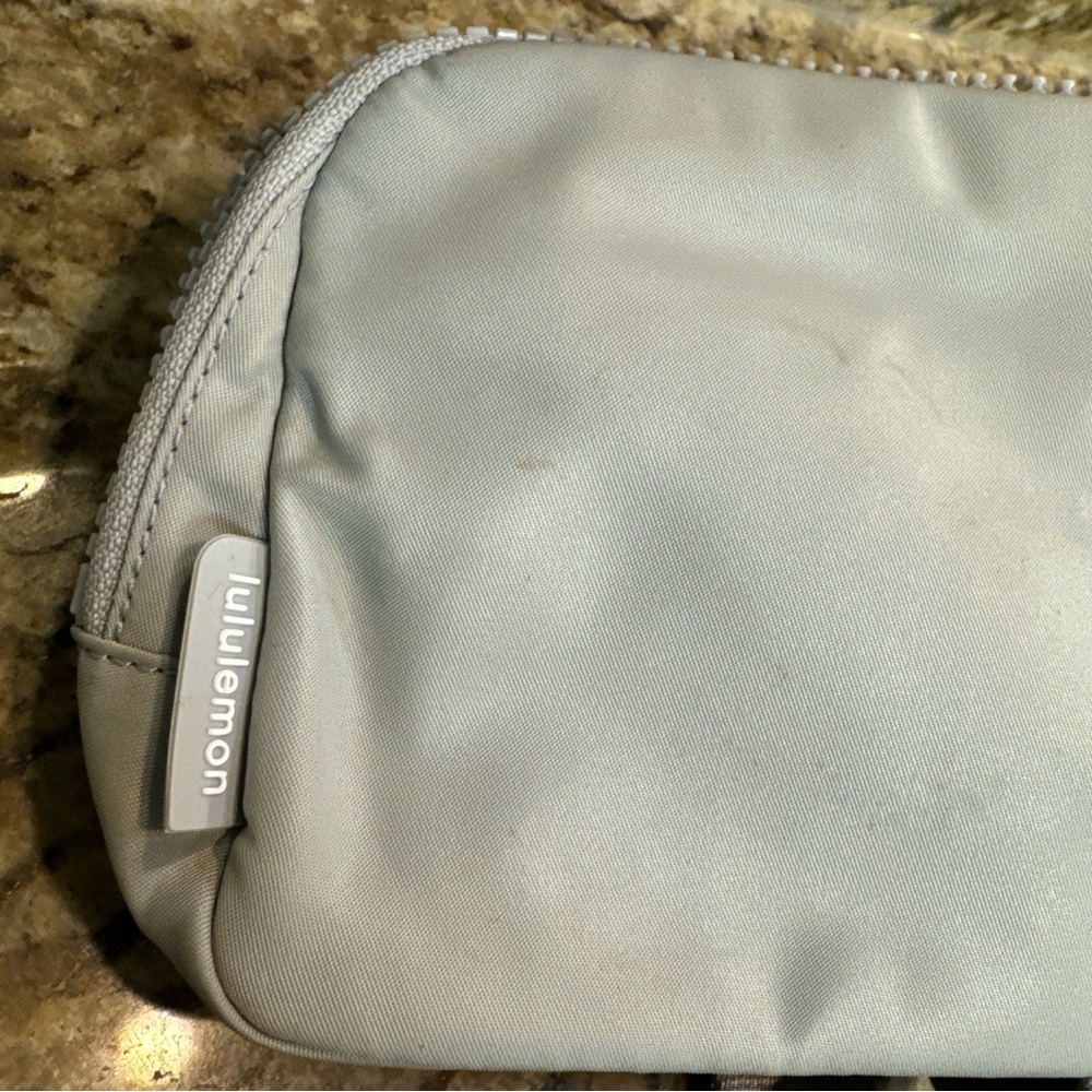 Lululemon everyday belt bag grey/silver New with flaws - Picture 10 of 12